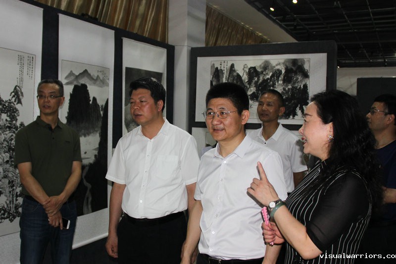 2. 校领导在展览现场观摩作品.jpg