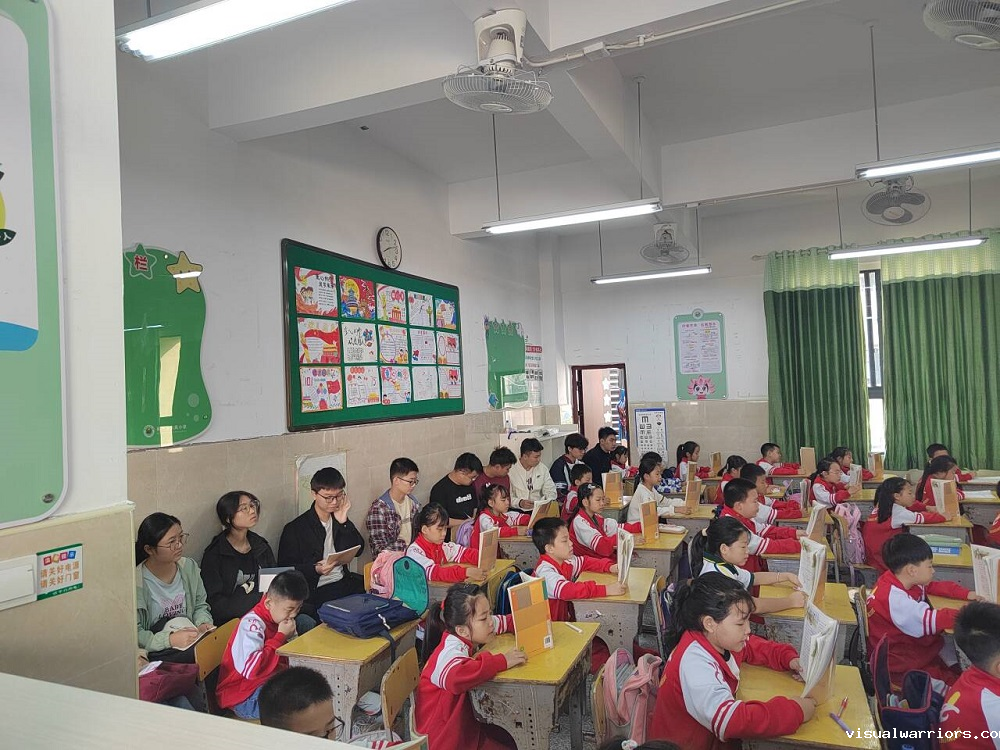 实习生在东风小学教室中观摩学习.png