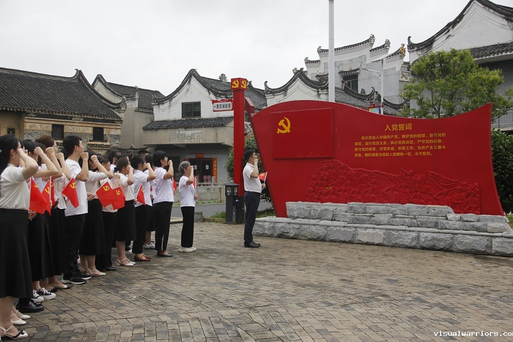 3第四段后面2  重温入党誓词.jpg